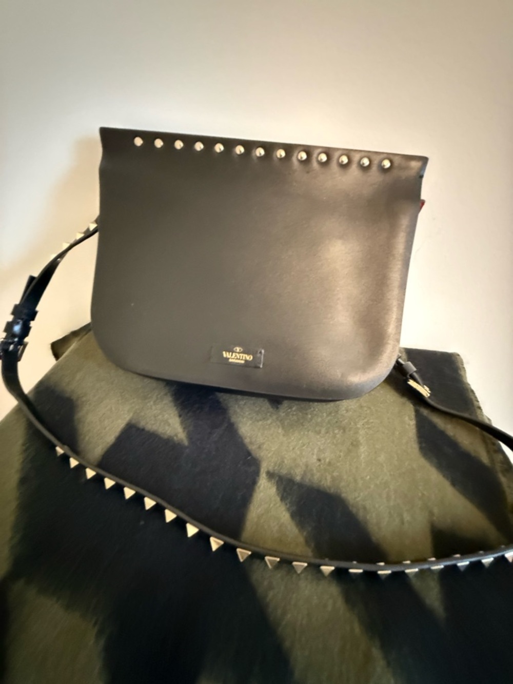 Vintage Valentino Garavani Rockstud Black Leather Saddlebag - Picture 2 of 14